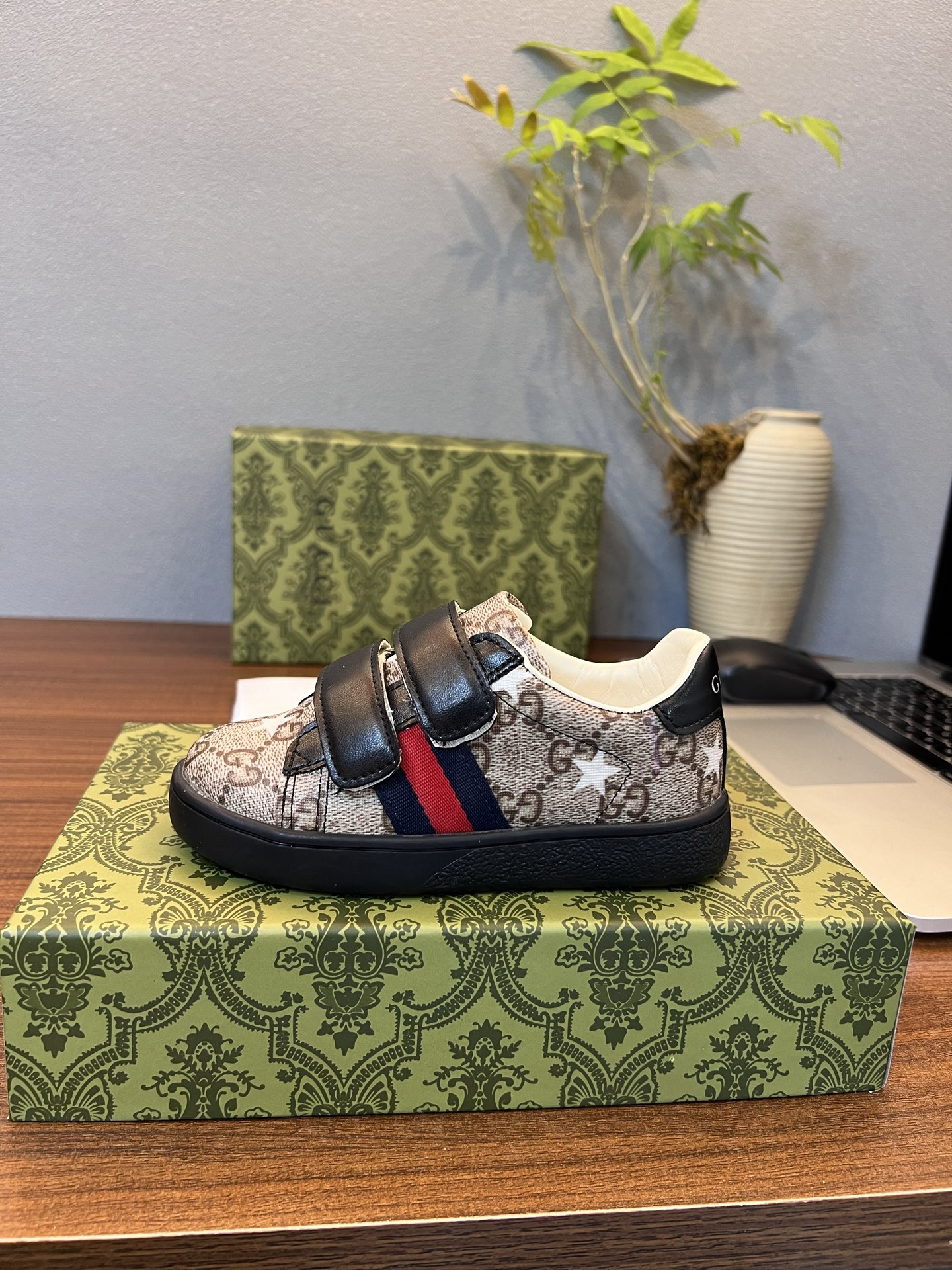 Children's shoes child